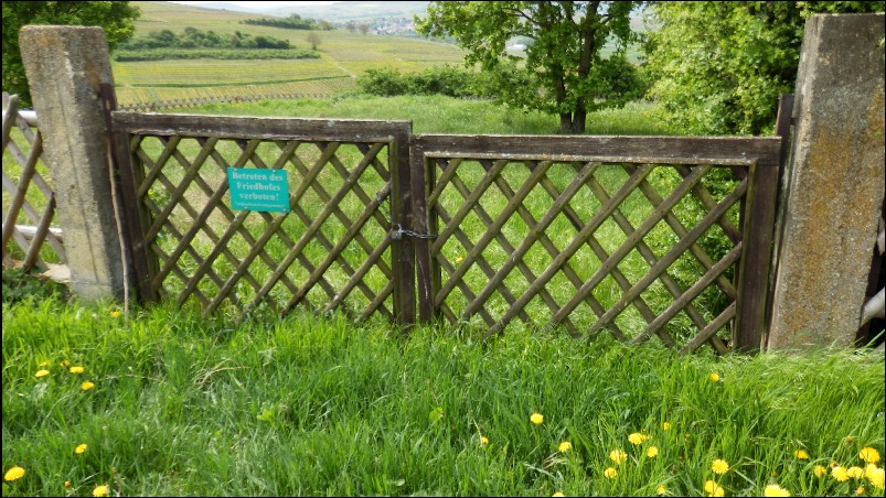 Der Eingang zum Friedhof